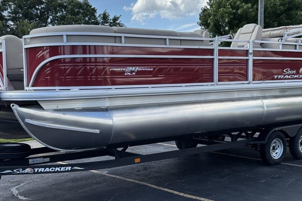 2024 Sun Tracker Party Barge 24 DLX