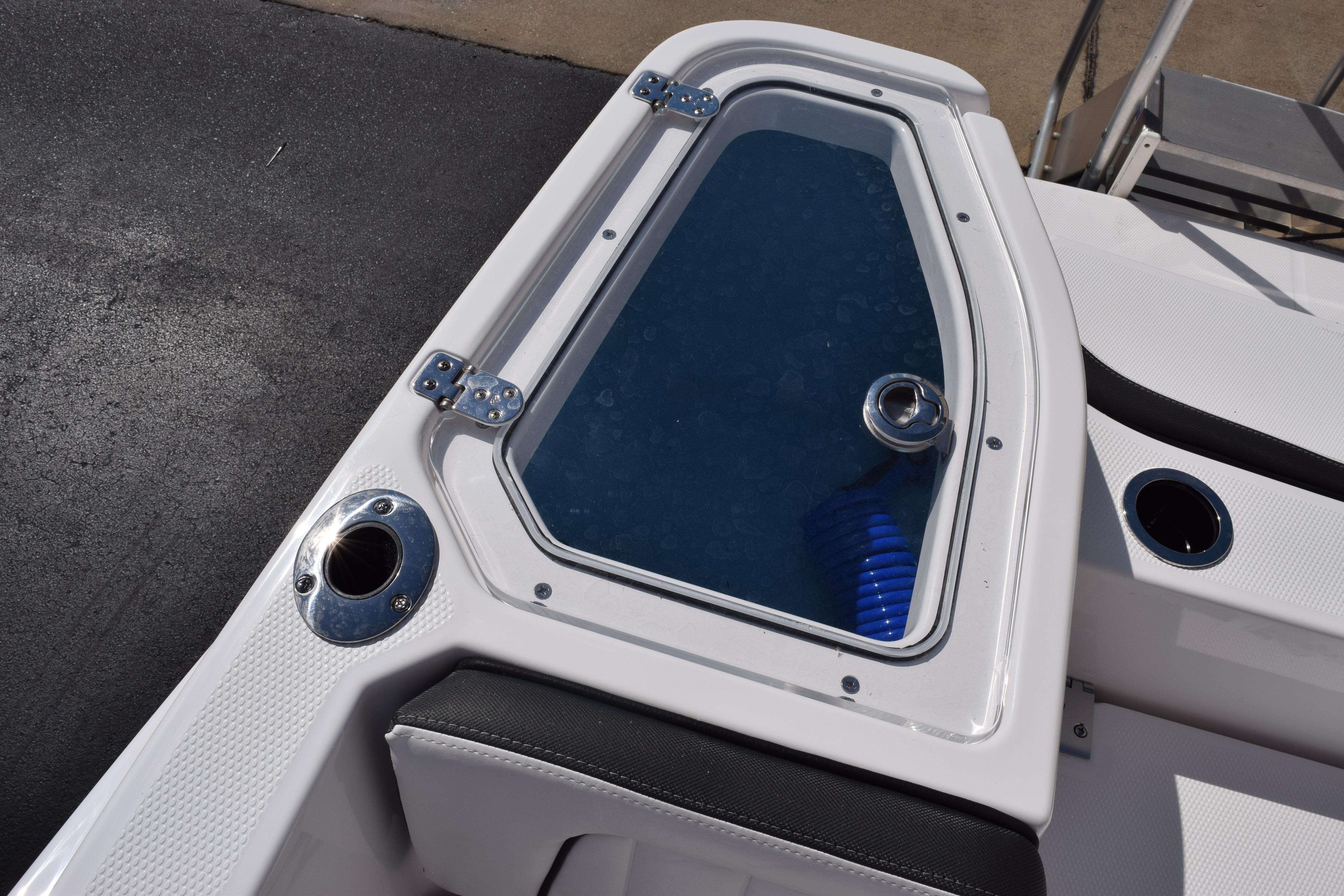 2026 Yamaha Boats 255 FSH Sport H livewell with blue hose and cup holders.
