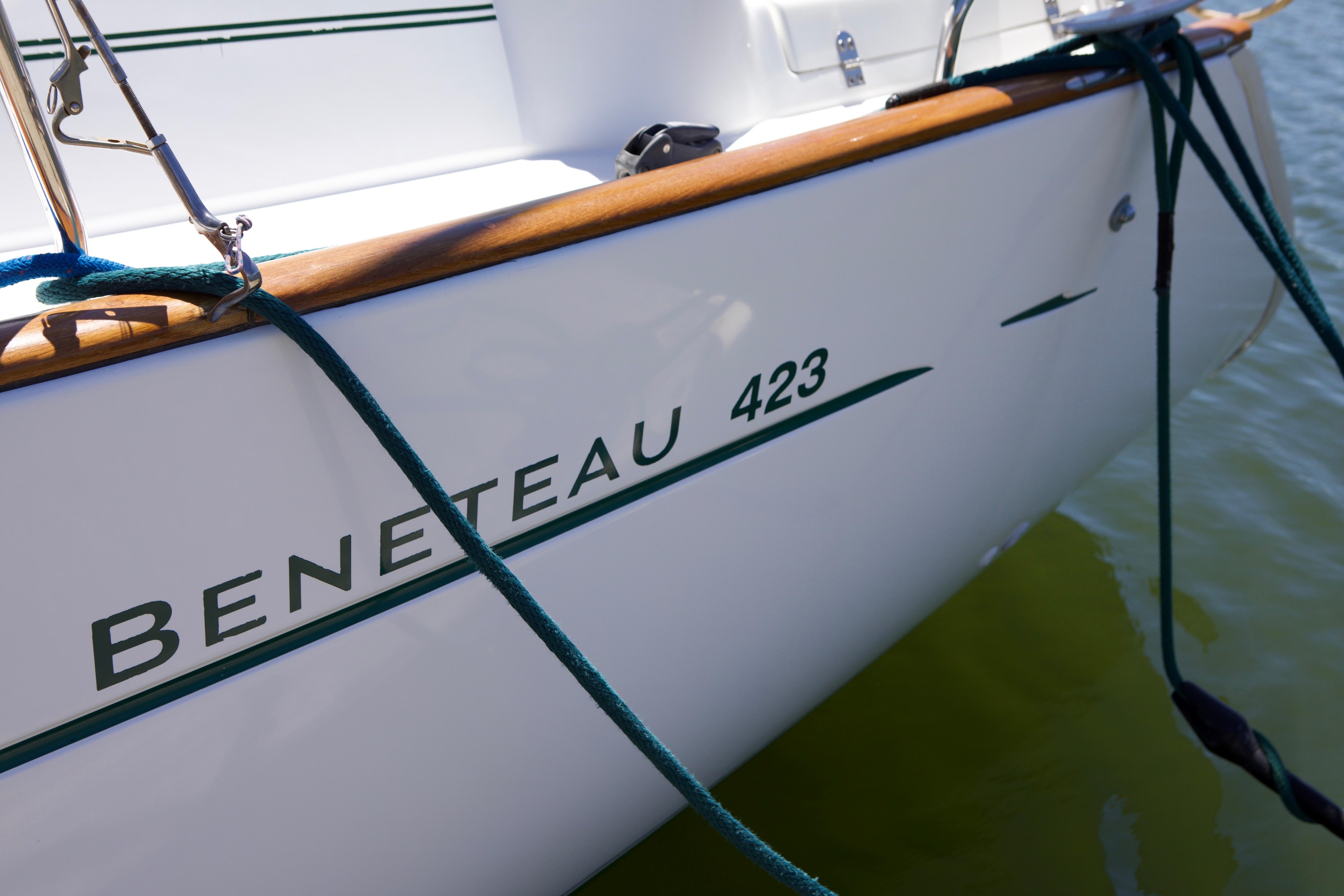 2005 Beneteau 423 sailboat with ropes, docked on calm water.