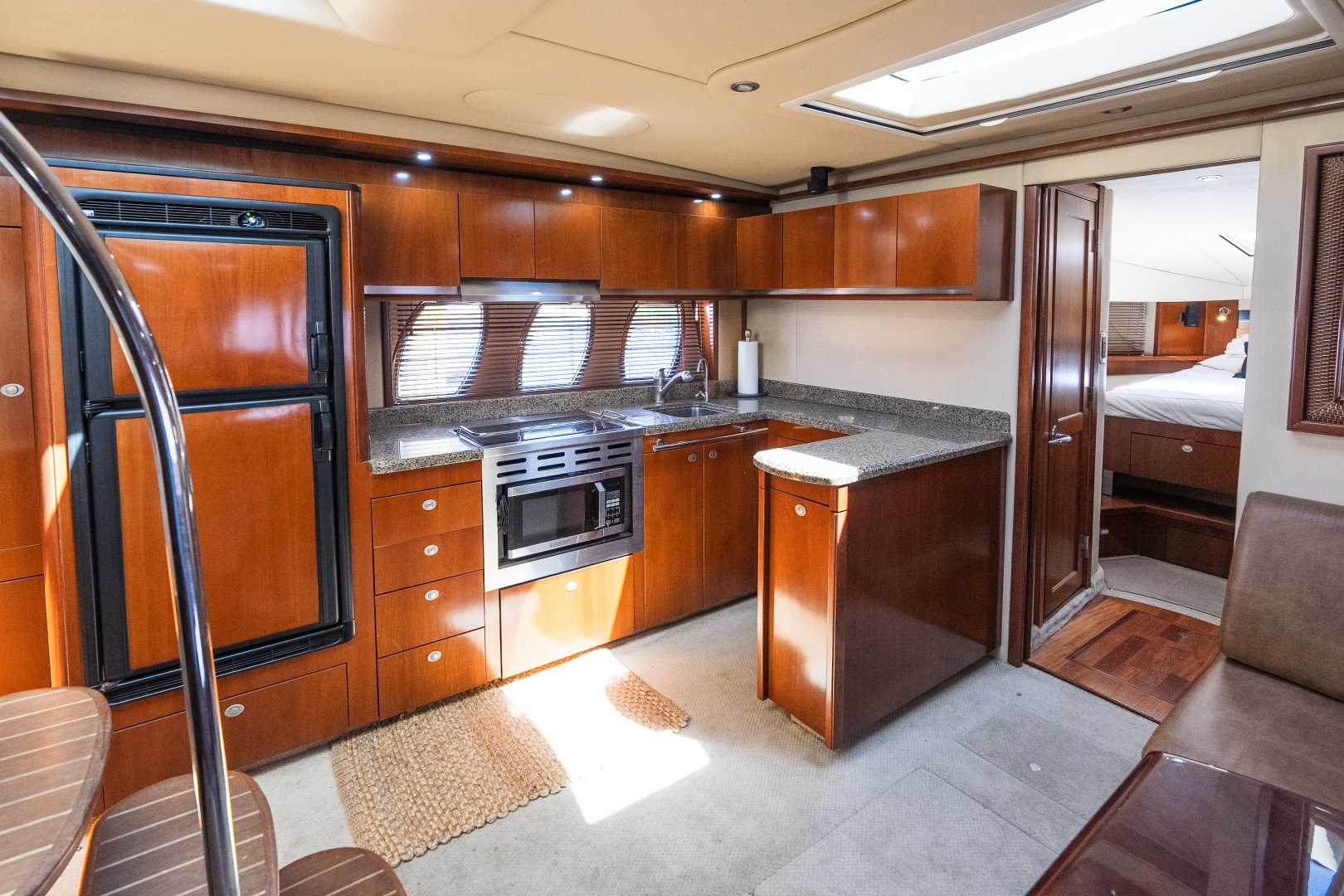 2005 Sea Ray 480 Motor Yacht - Image 39
