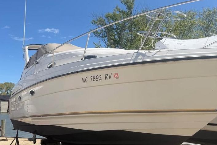 1999 Regal Commodore 2760 boat on display, featuring sleek design and registration number MC 7892 RV.
