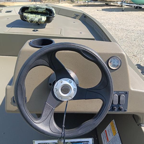 Steering wheel of 2025 Tracker Grizzly 1754 SC boat, featuring dashboard controls.