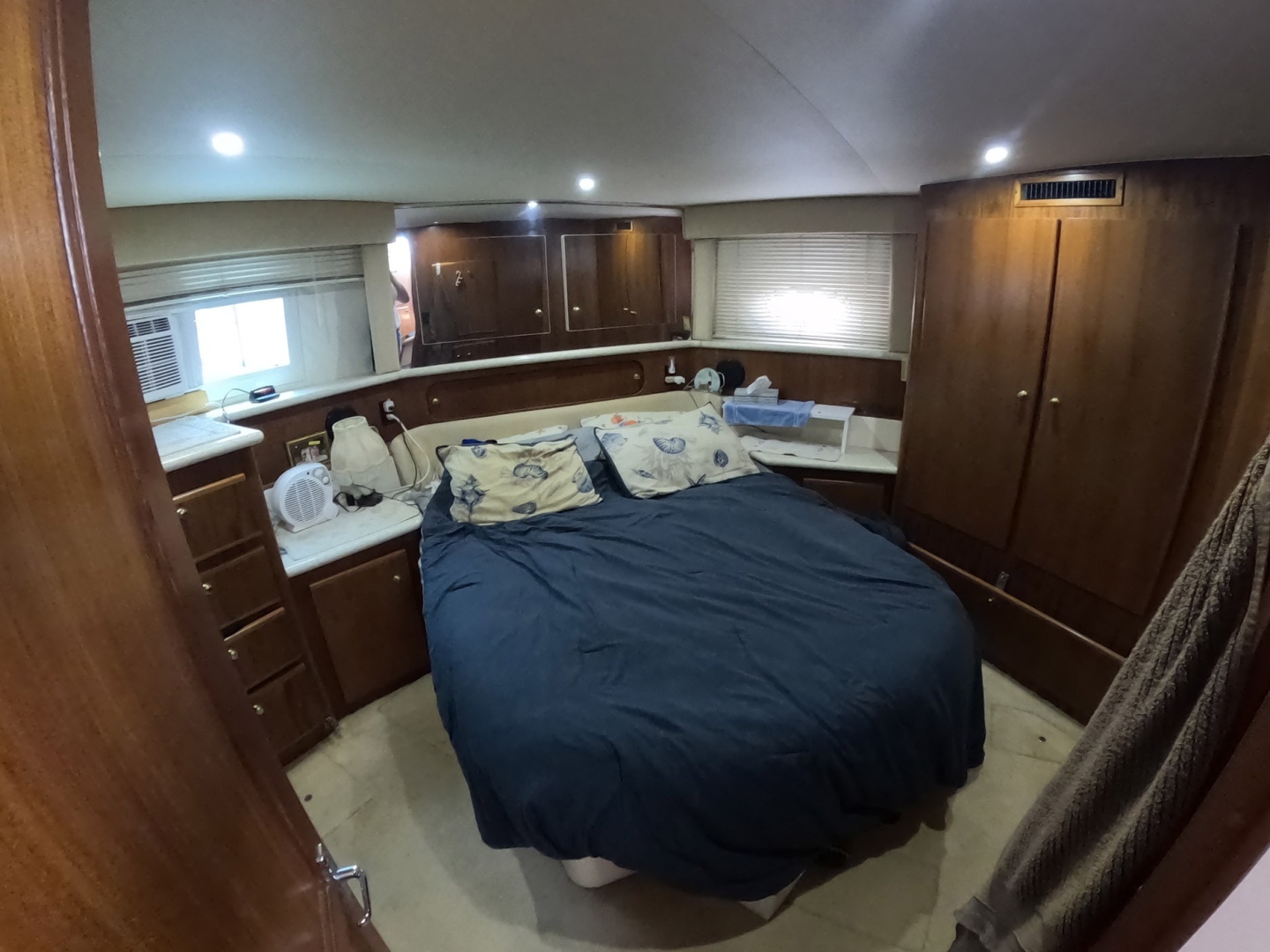 2000 Carver 406 Motor Yacht - Image 9