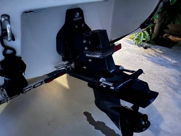Rear view of a 2006 Stingray 195LR with MerCruiser drive.