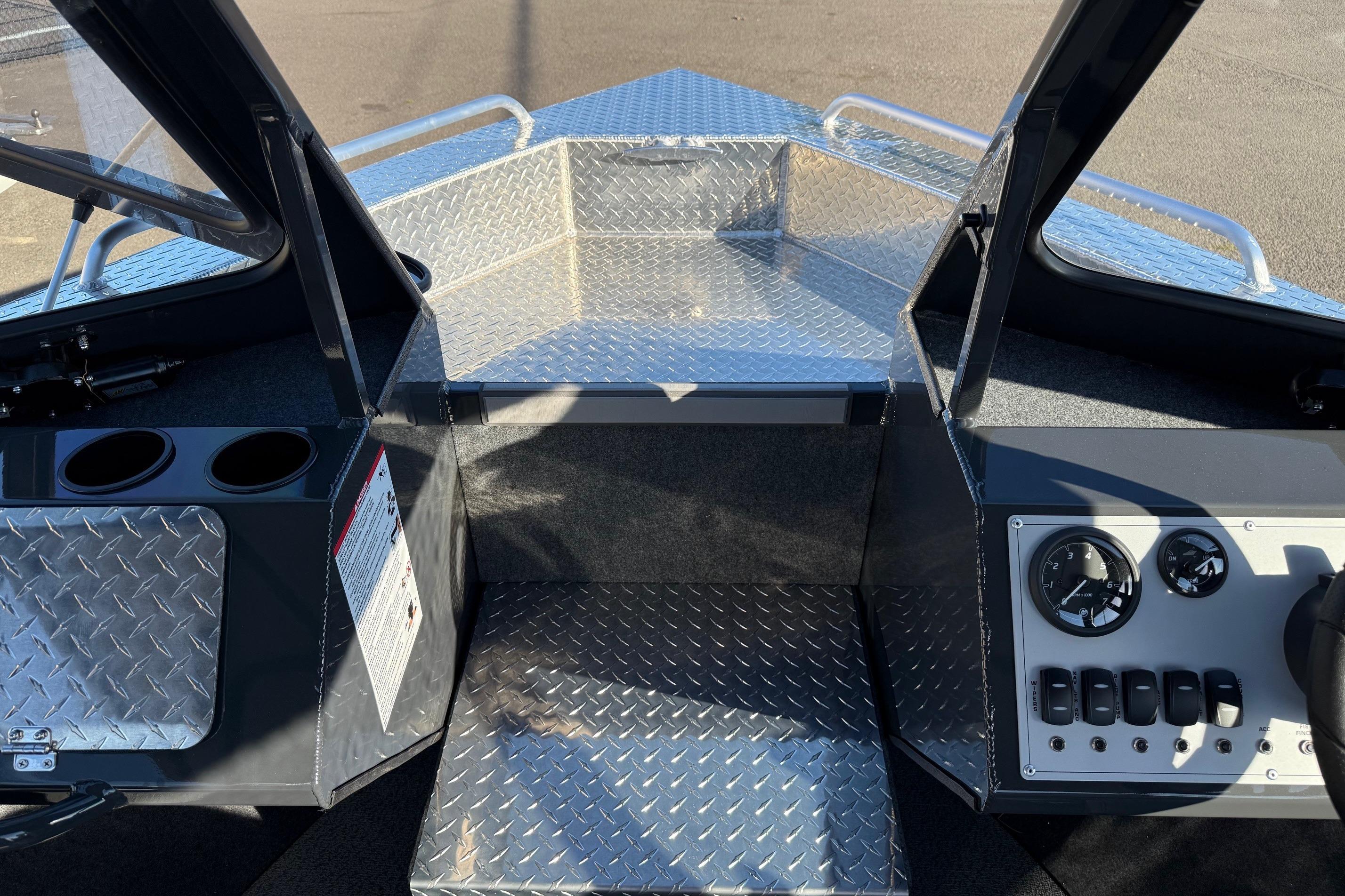 2026 Thunder Jet 200 Luxor boat interior with diamond plate flooring and control panel.