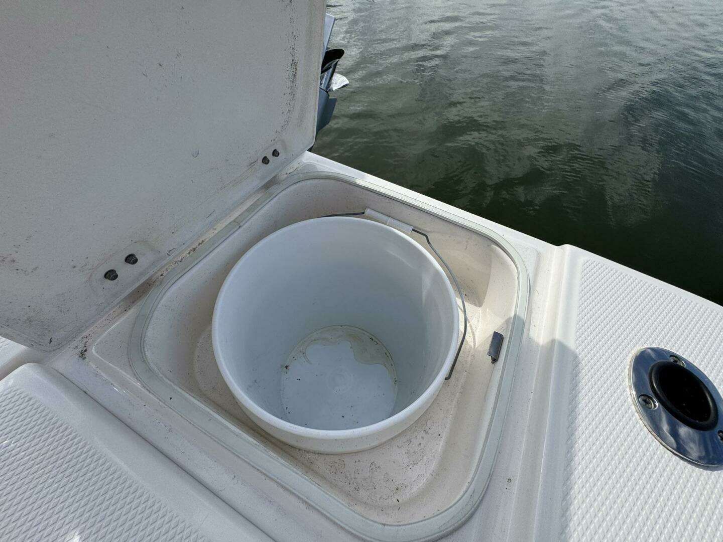 2021 Robalo 246 Cayman - Image 28