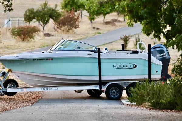 2022 Robalo R207 Dual Console - 2
