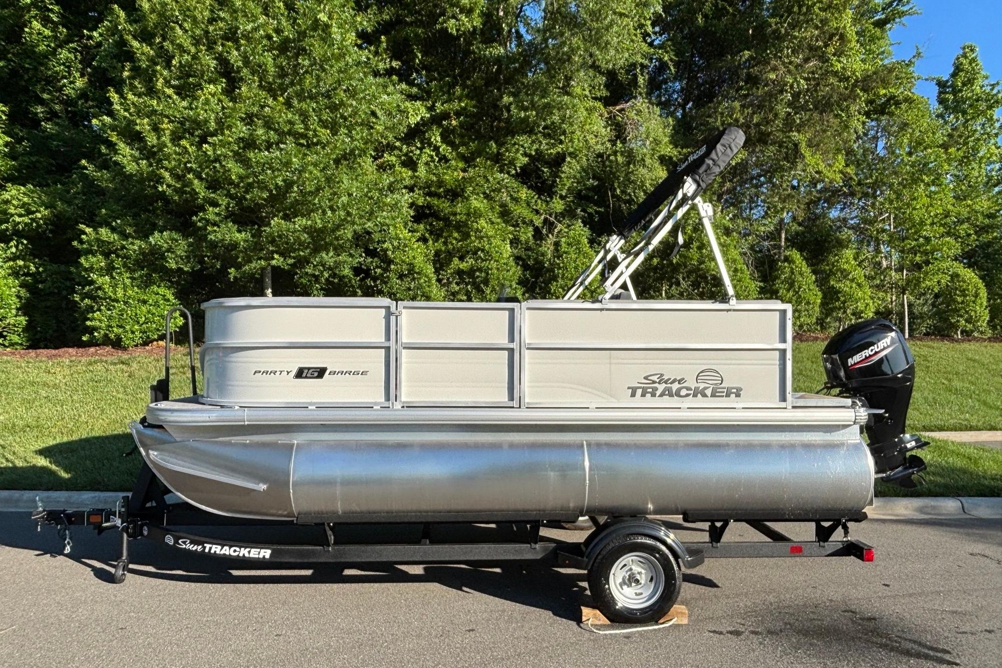2026 Sun Tracker Party Barge 16 DLX