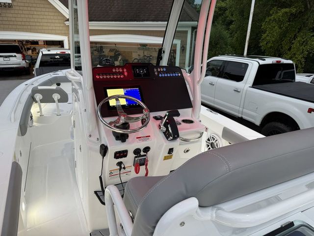 2026 Everglades 253 Center Console - 12
