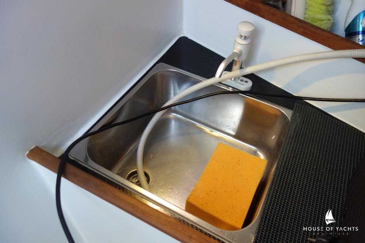 Stainless steel sink with sponge in Cygnus Rocket 31 yacht kitchen, 1993 model.
