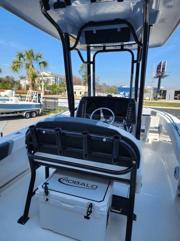 2025 Robalo R232 Explorer - 10