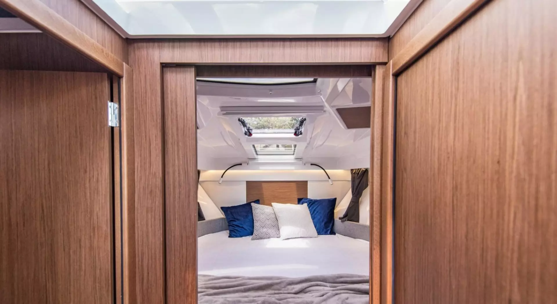 2025 Beneteau Antares 9 - Image 15