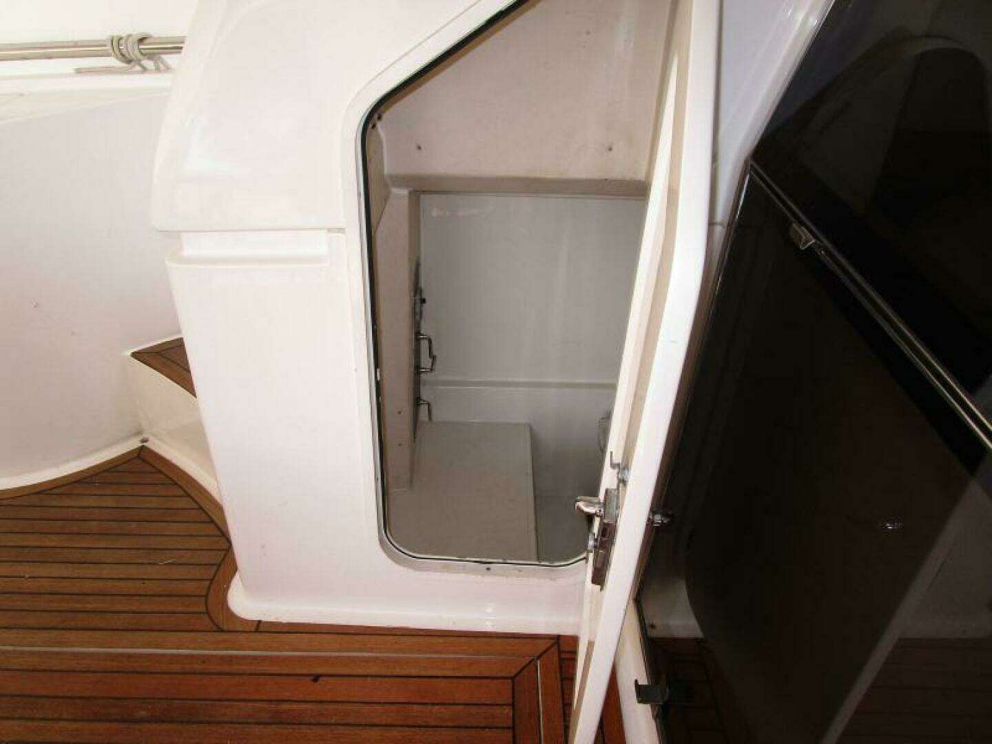 2003 Ferretti Yachts 590 Motor Yacht - Image 40