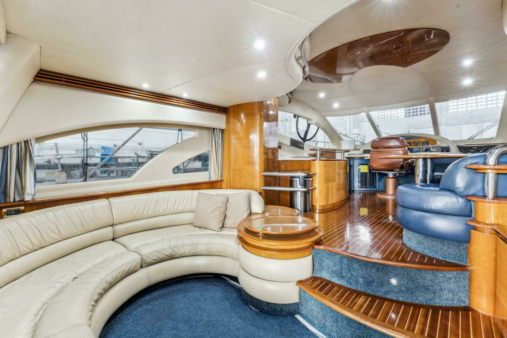 2005 Azimut 55 flybridge - Image 18