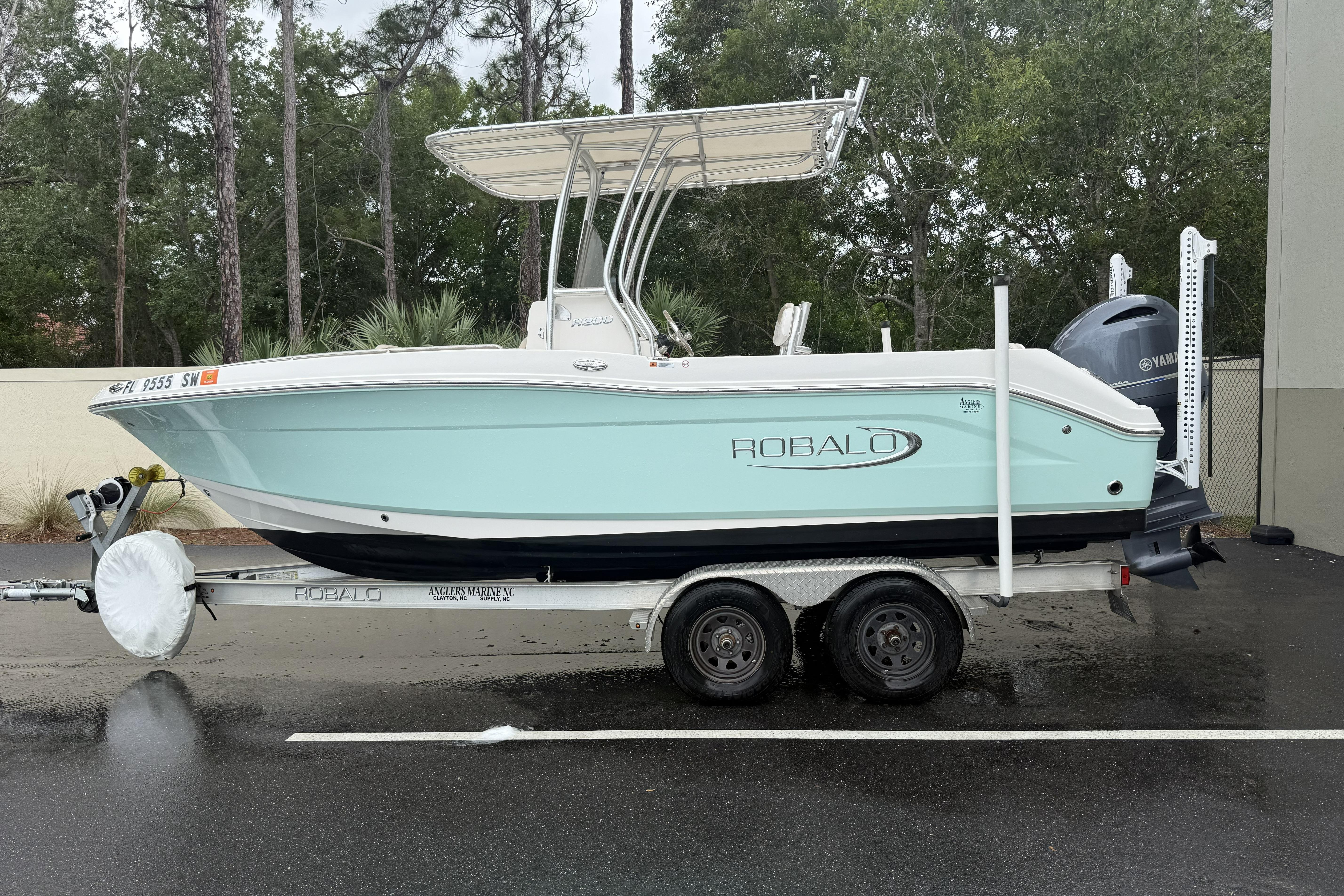 2021 Robalo R200 Center Console