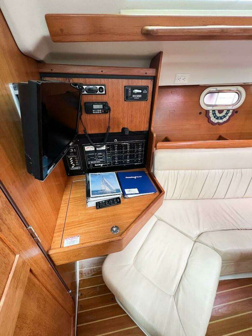 2007 Catalina 350 MK II - Image 10