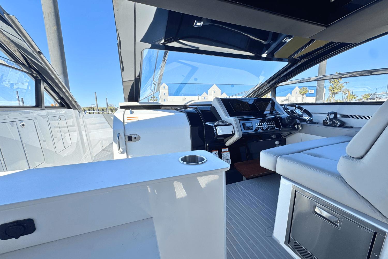 2025 Cruisers Yachts 42 GLS OB - 14