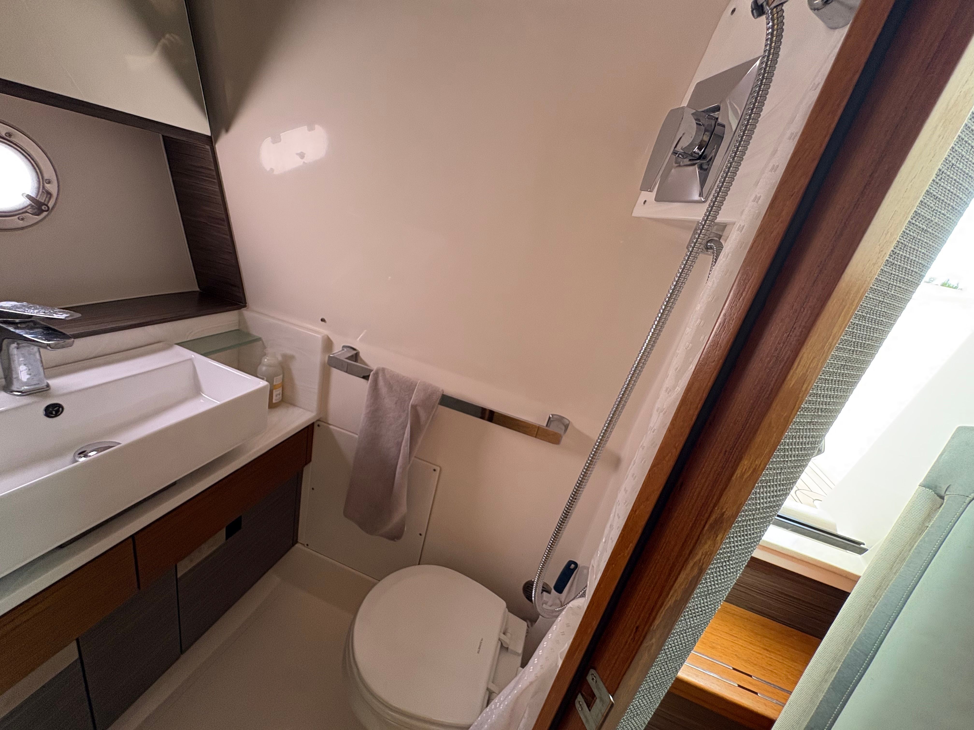 2019 TIARA YACHTS 38 LS - Image 18