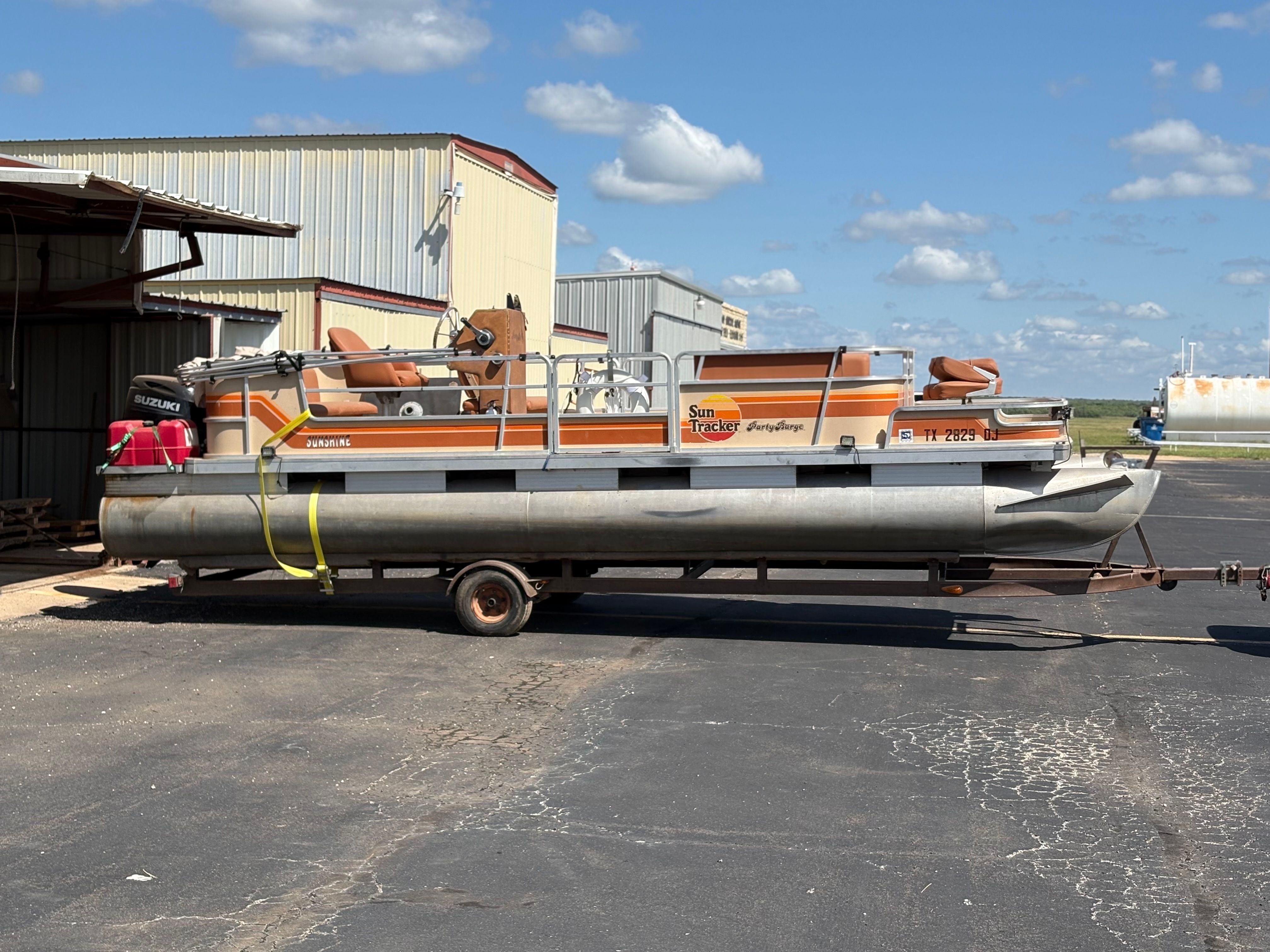 1985 Sun Tracker Party Barge - 6