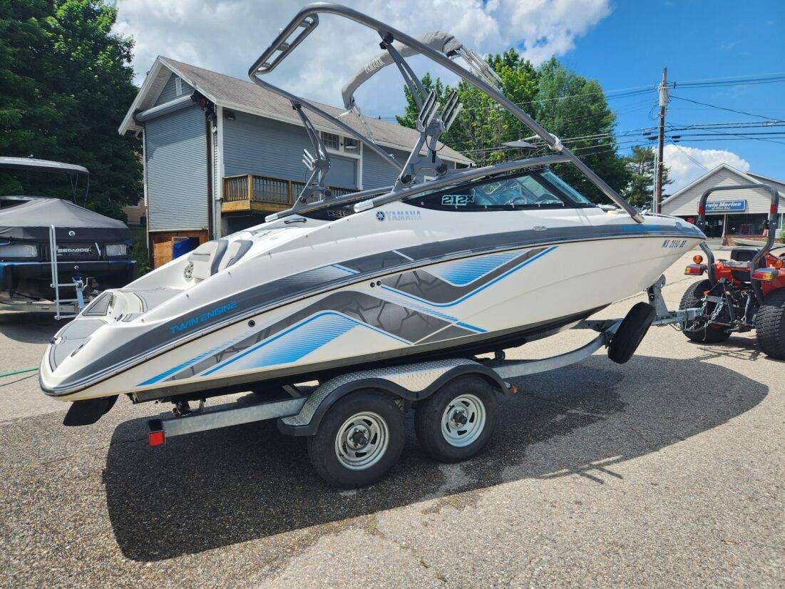 2015 Yamaha Boats 212X - 3