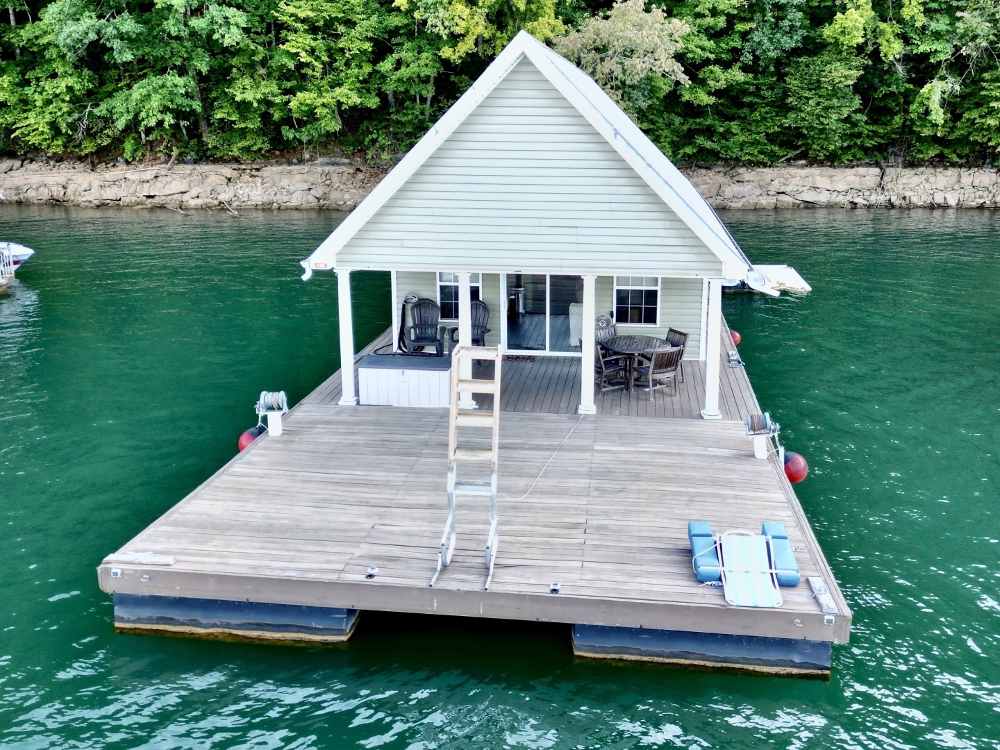 2006 Custom 20 x 43 Floating Cabin - Approx 812sqft - Image 3