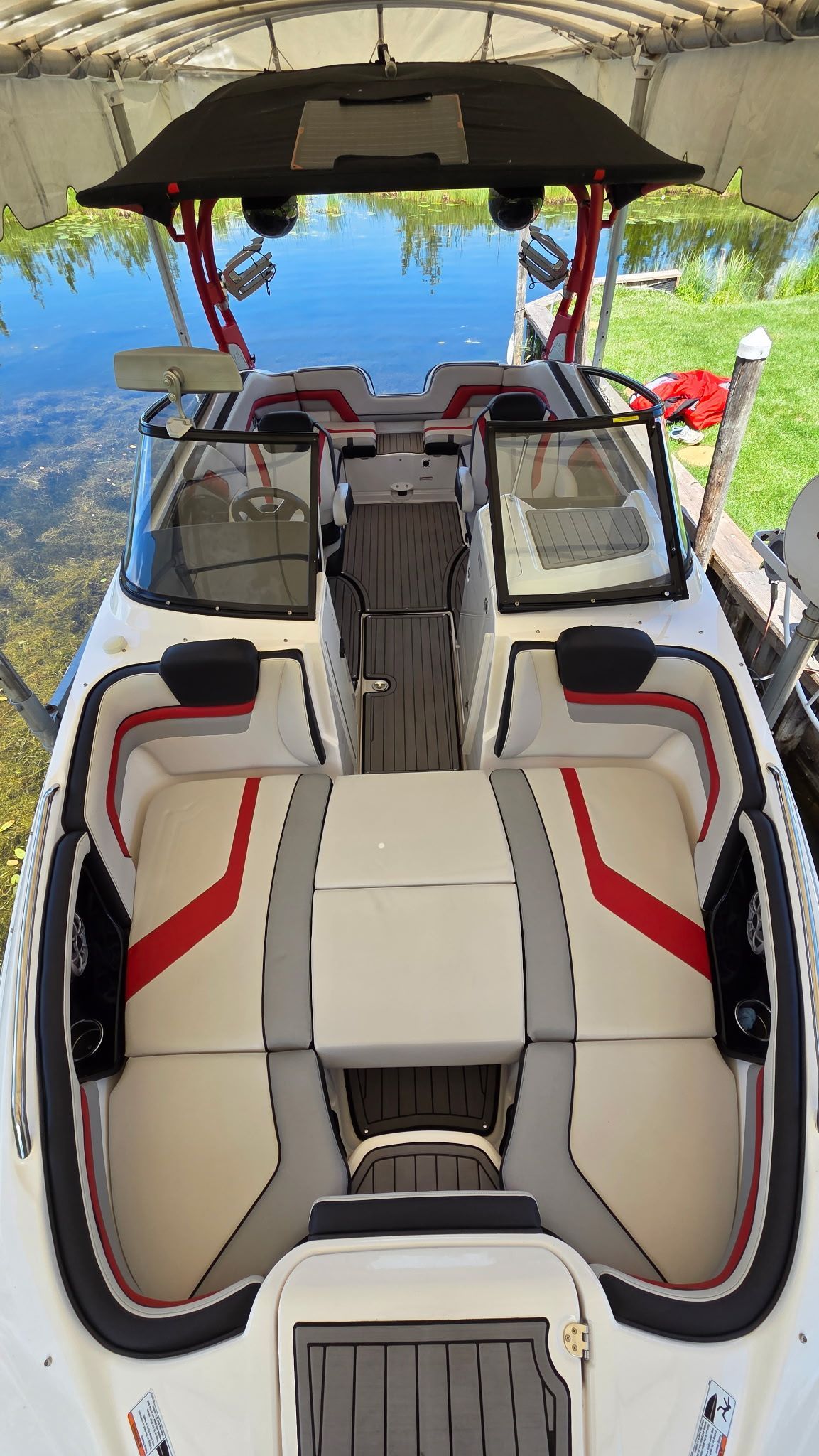Yamaha 242X E-Series 2018: Sport boat with stylish interior, lounging areas, and covered section.