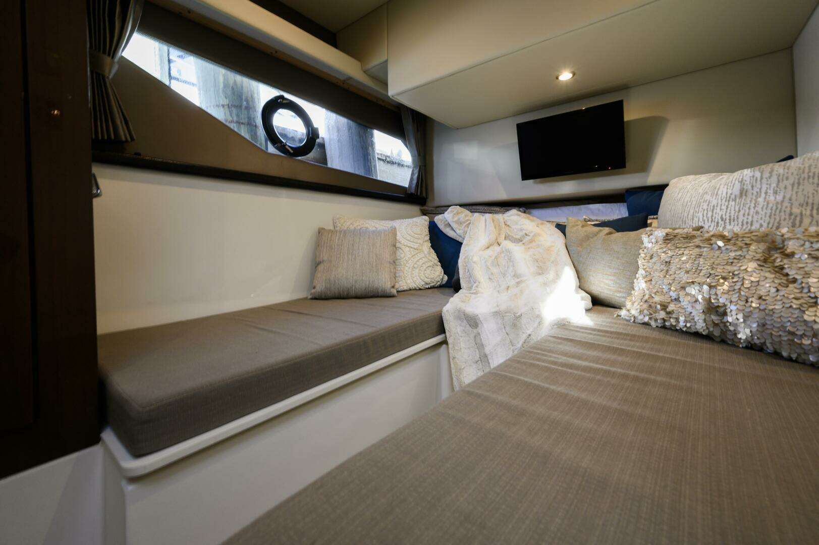 2017 Carver C40 - Image 28