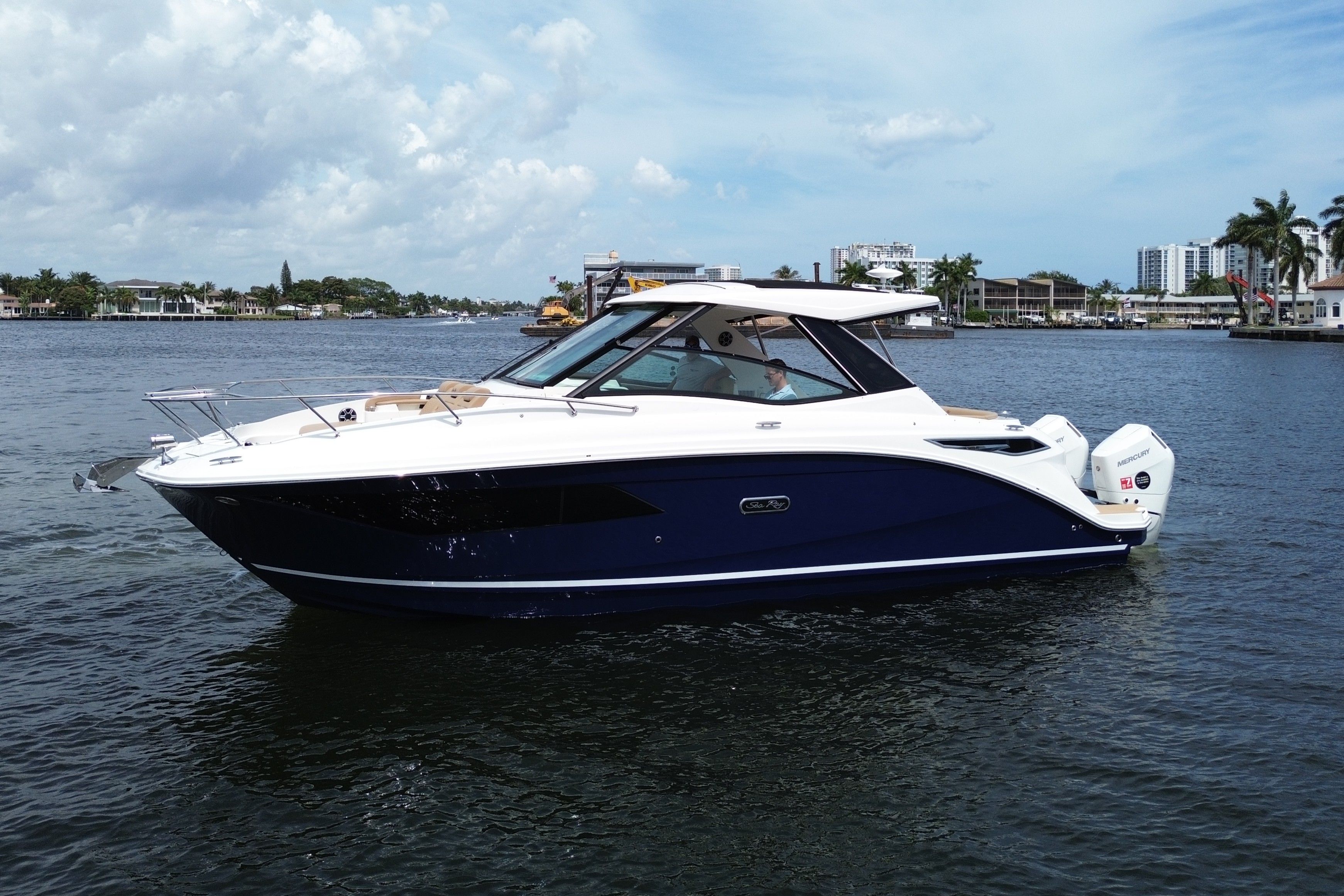 2026 Sea Ray Sundancer 320 Outboard
