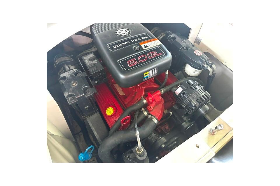 Engine compartment of a 2007 Four Winns 200 Horizon boat with Volvo Penta 5.0GL engine.