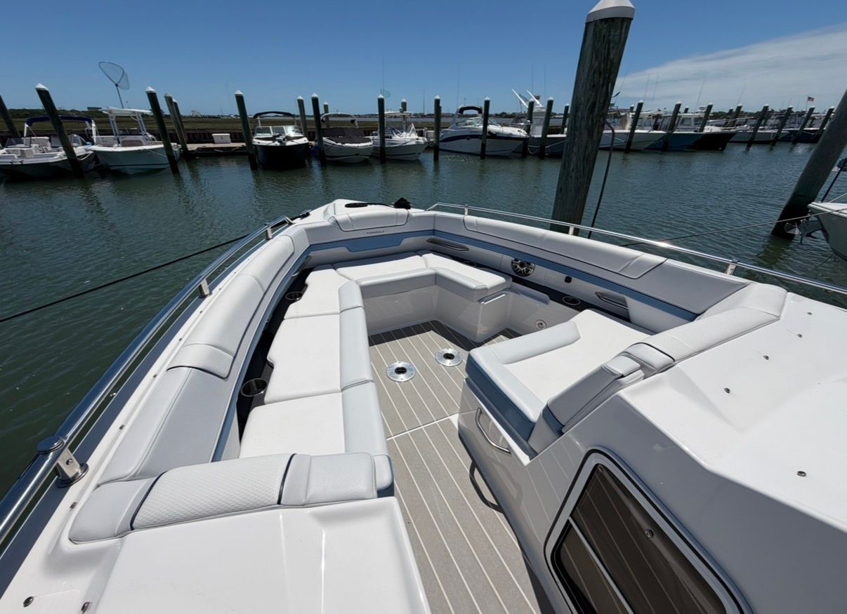 2025 Formula 330 Crossover Bowrider OB - 10