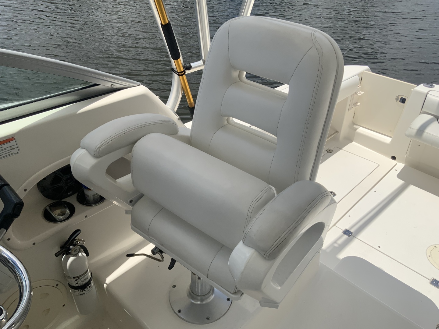 2007 Robalo R305 Walkaround - Image 8