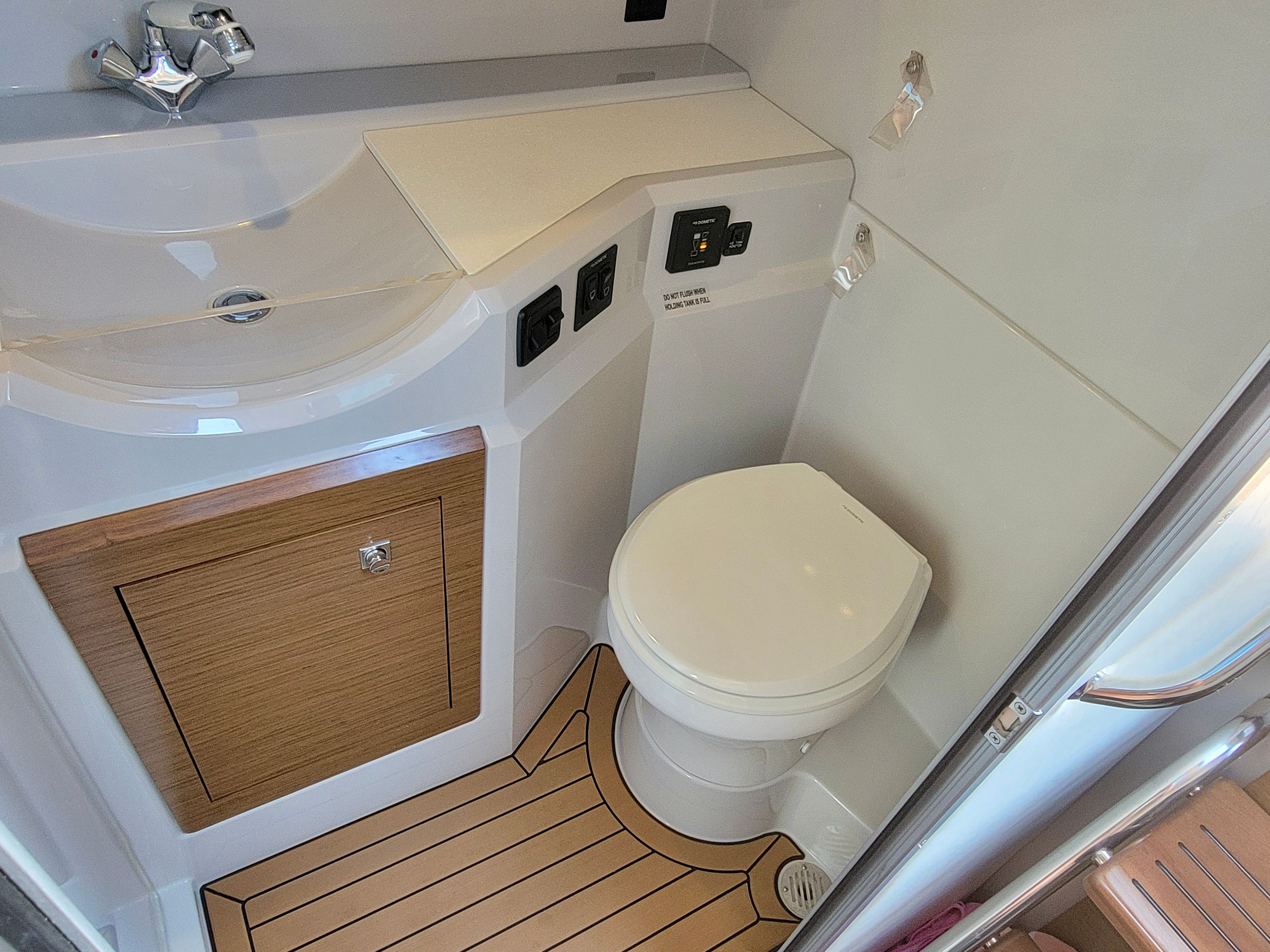 2020 Cruisers Yachts 338 CX South Beach Bow Rider - 15