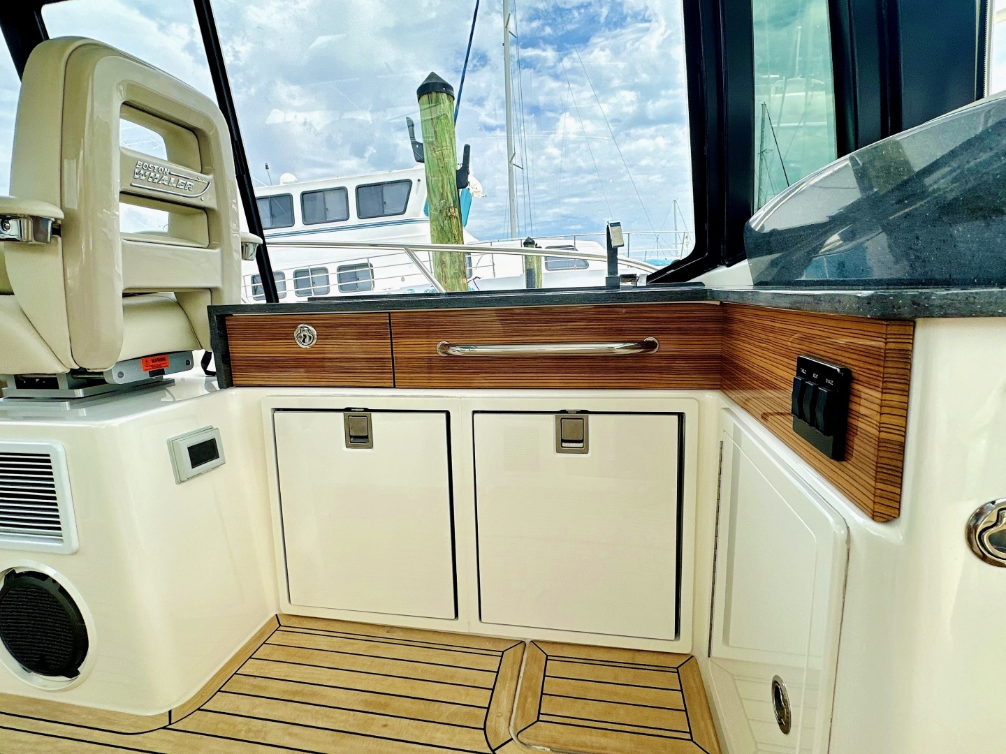 2023 Boston Whaler 405 Conquest - Image 14