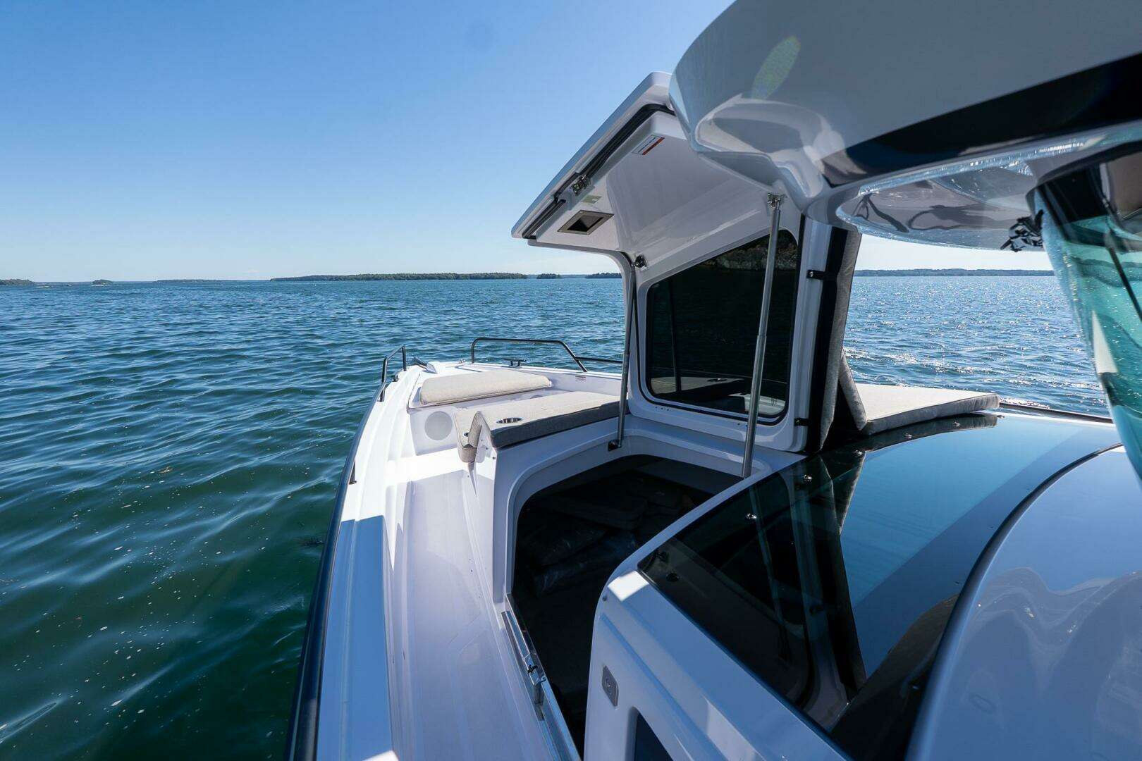 2025 Axopar Cross Cabin - Image 12