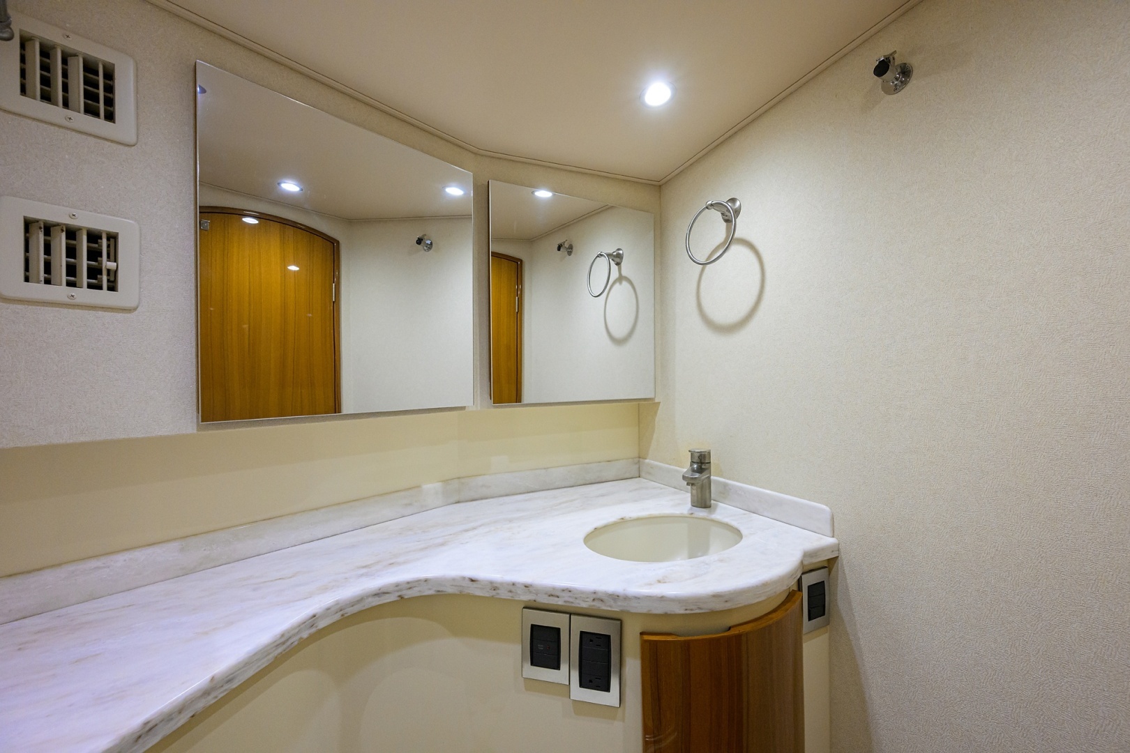 2015 Viking 42 Convertible - Image 19