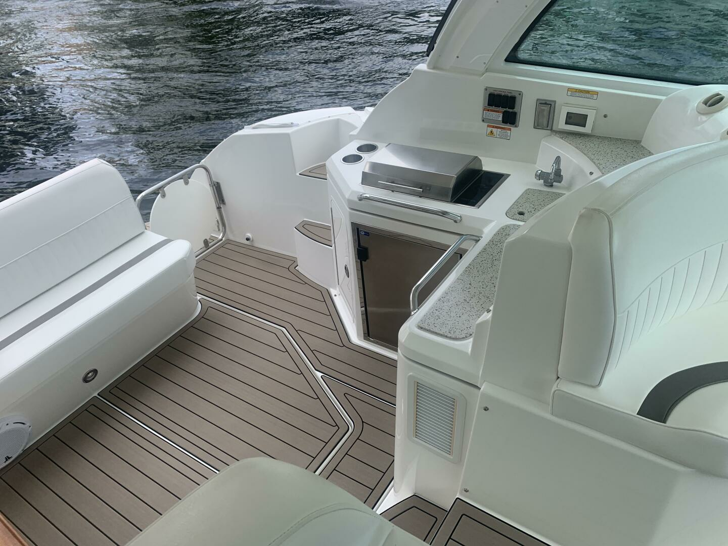 2011 Cruisers Yachts 420 Sports Coupe - Image 17