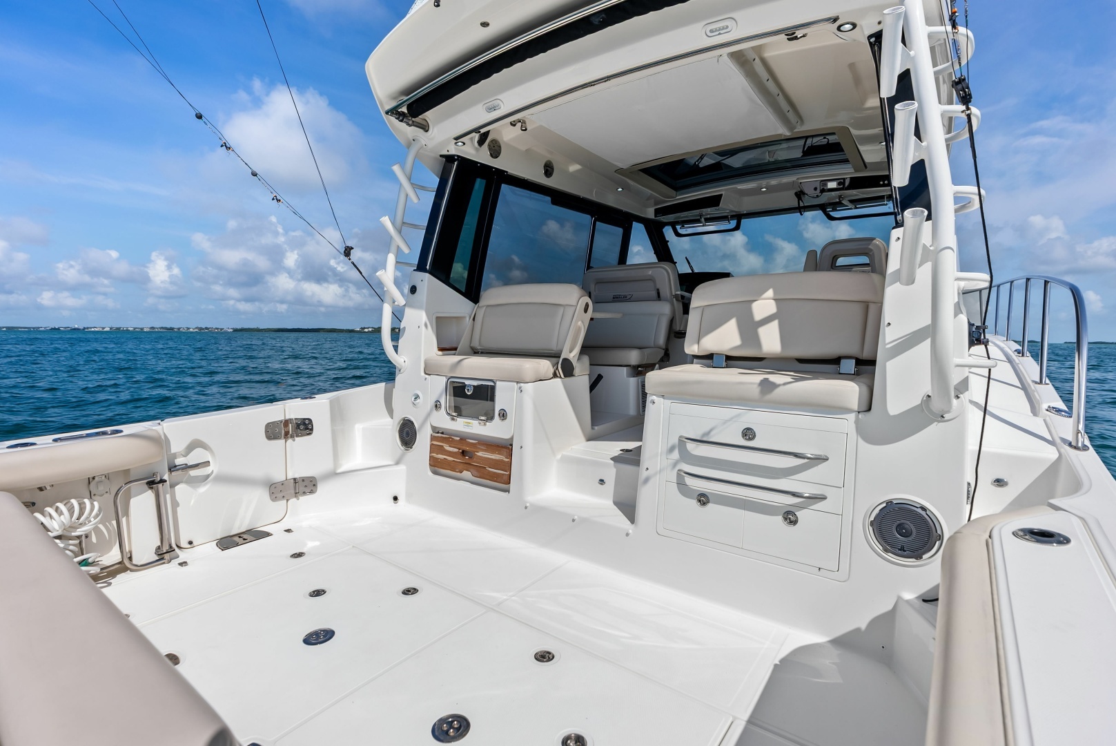 2023 Boston Whaler 405 Conquest - Image 13