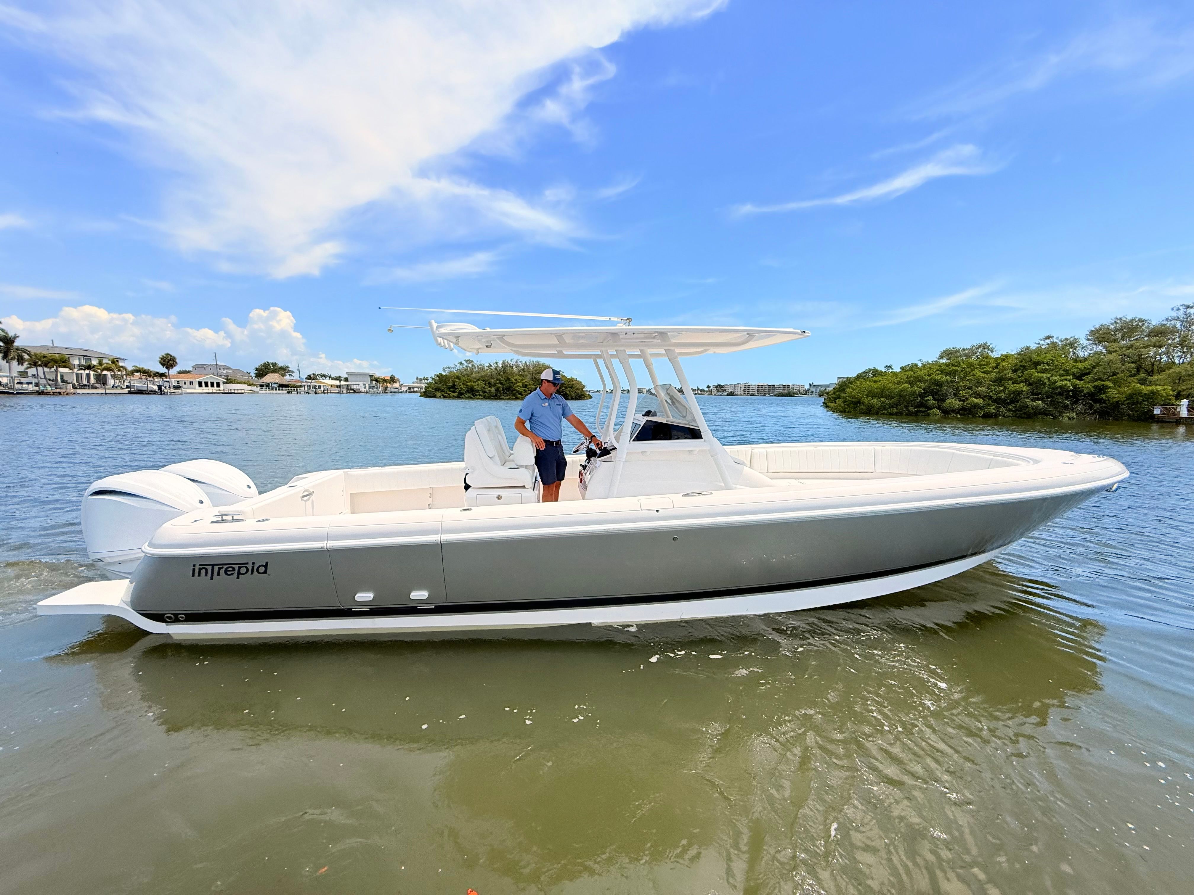 2020 Intrepid 327CC