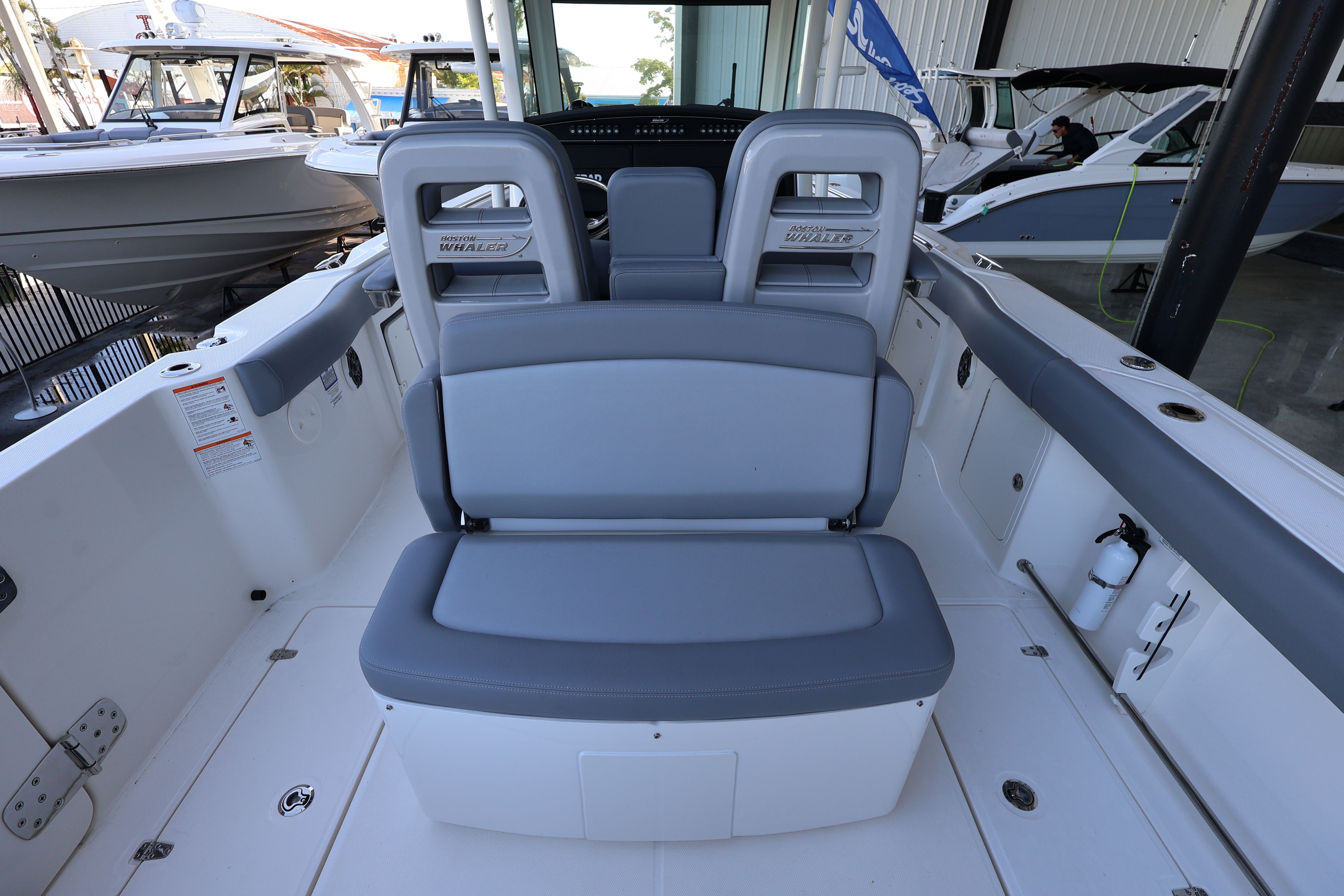 2026 Boston Whaler 330 Outrage - 8