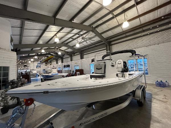2025 Sea Pro 210 Bay