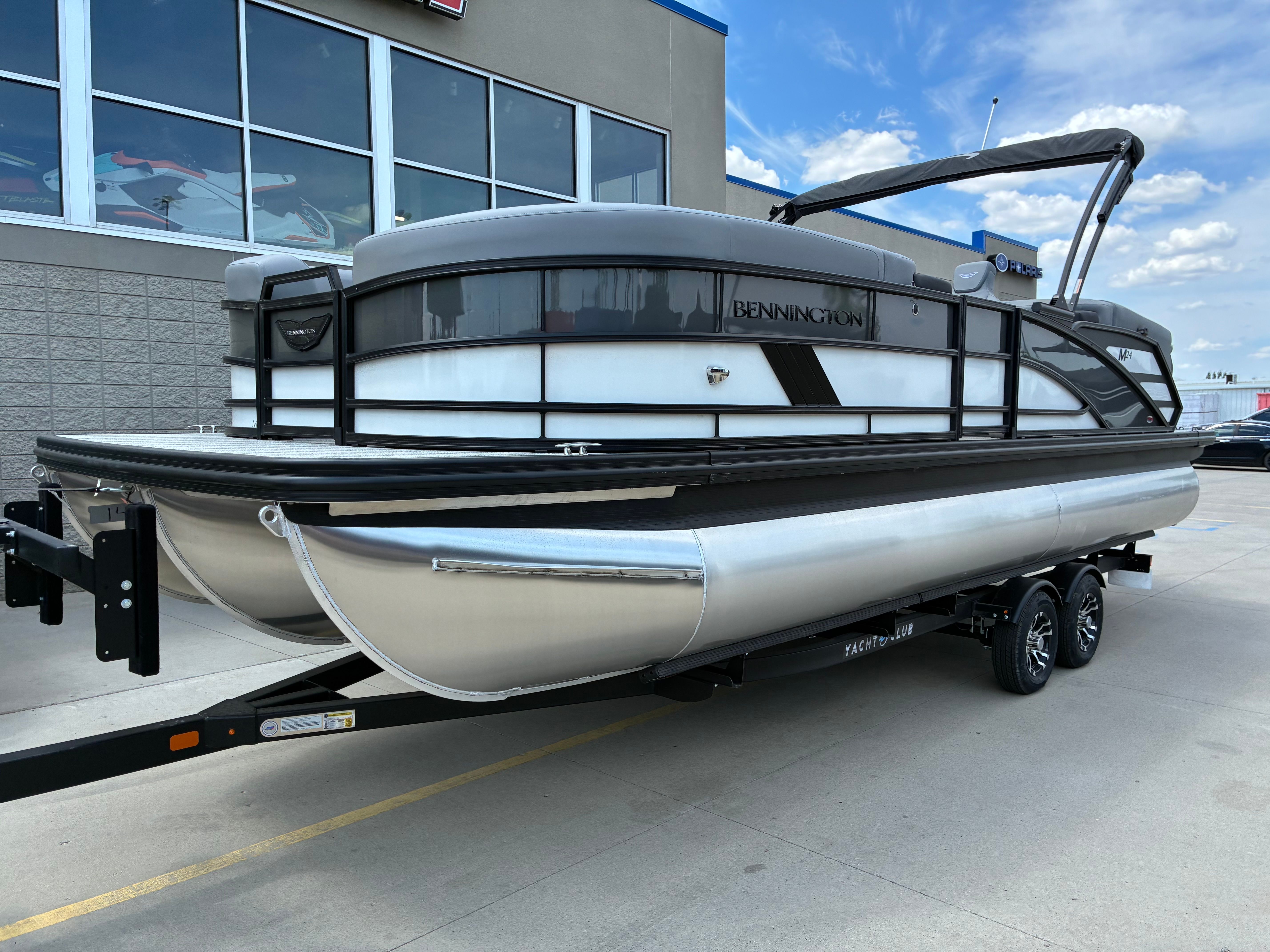 2026 Bennington 24 M Fastback - Quad Bench - 3