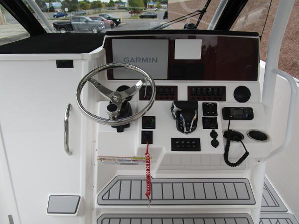 2025 Solara S-250 CW boat helm with Garmin navigation system and modern controls.