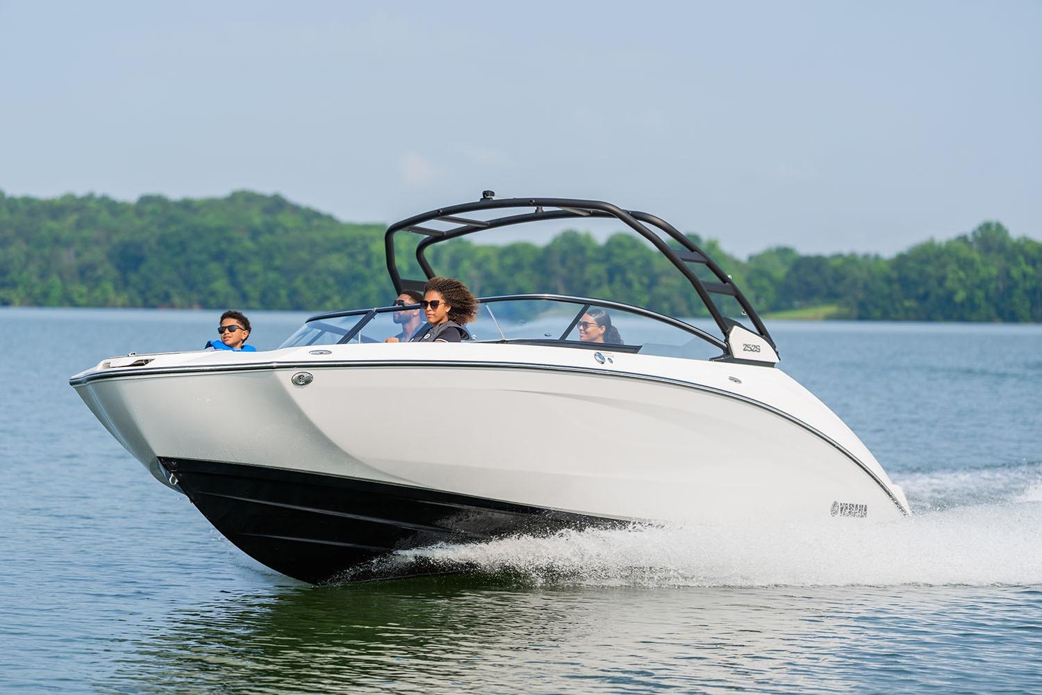 Manufacturer Provided Image: 2026 Yamaha Boats 252S cruising on a lake with passengers enjoying the ride.