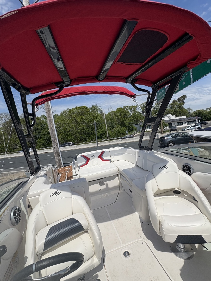 2013 Monterey M5 Sport Boat - Image 20