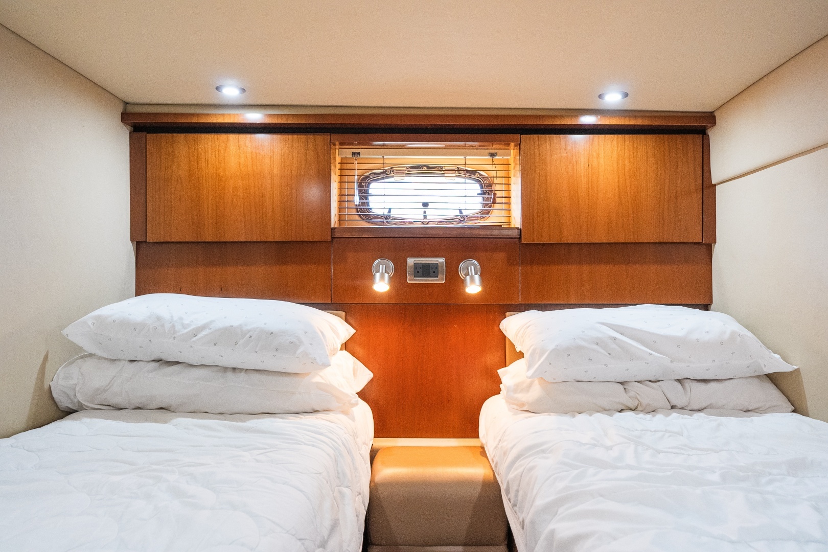 2005 Sea Ray 480 Motor Yacht - Image 55