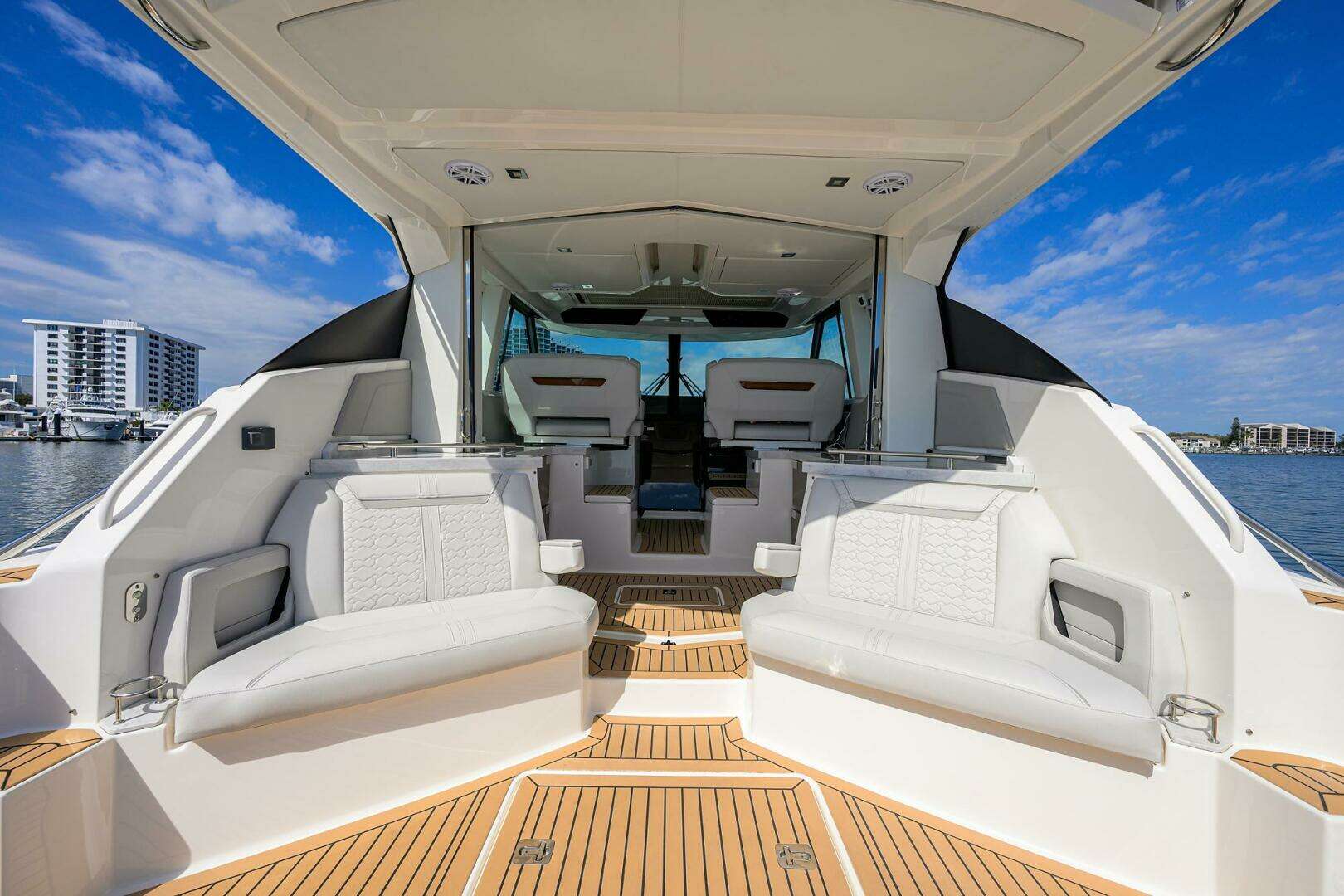 2022 Tiara Yachts 43 LE - Image 33