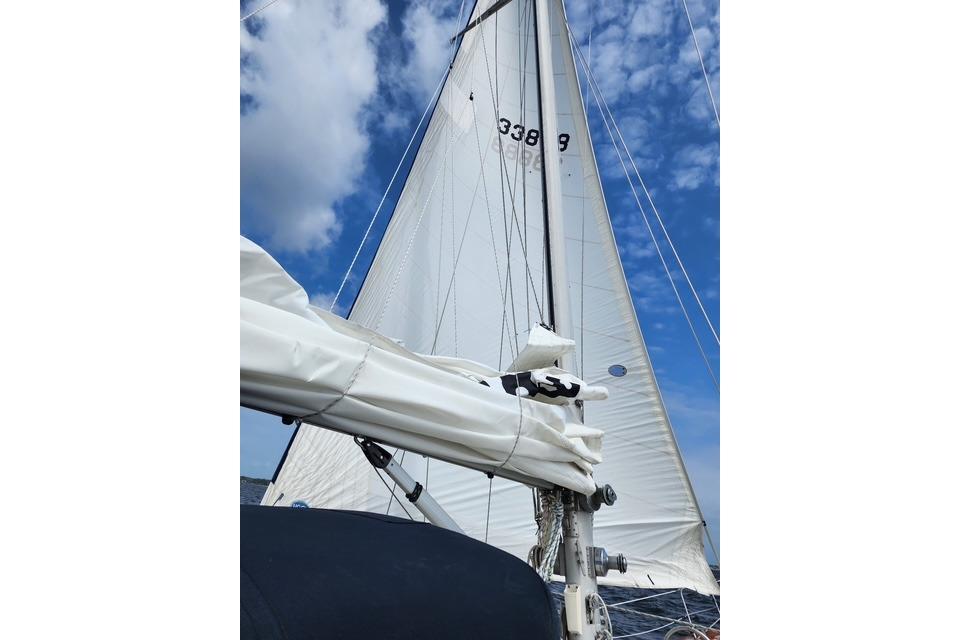 Sailing yacht Bristol 45.5 Center Cockpit, 1984, with white sails against a blue sky.