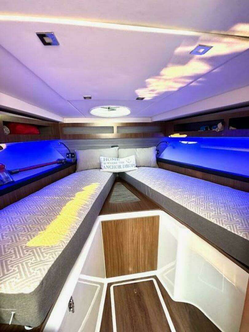 2020 Four Winns Vista 355 Coupe OB - Image 35