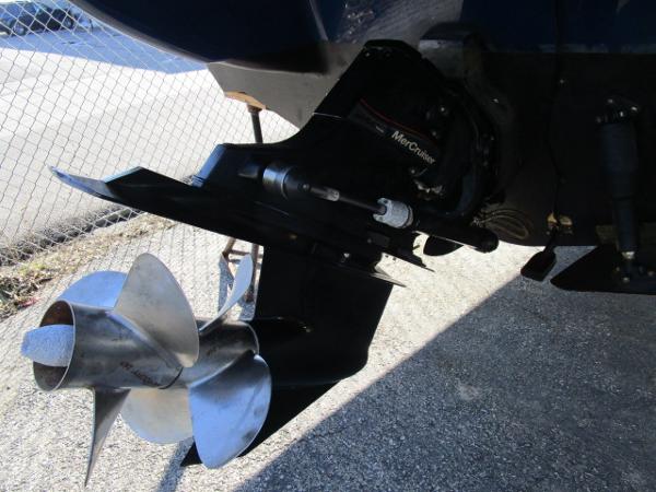2017 Larson 292 LXI boat propeller and drive system close-up.
