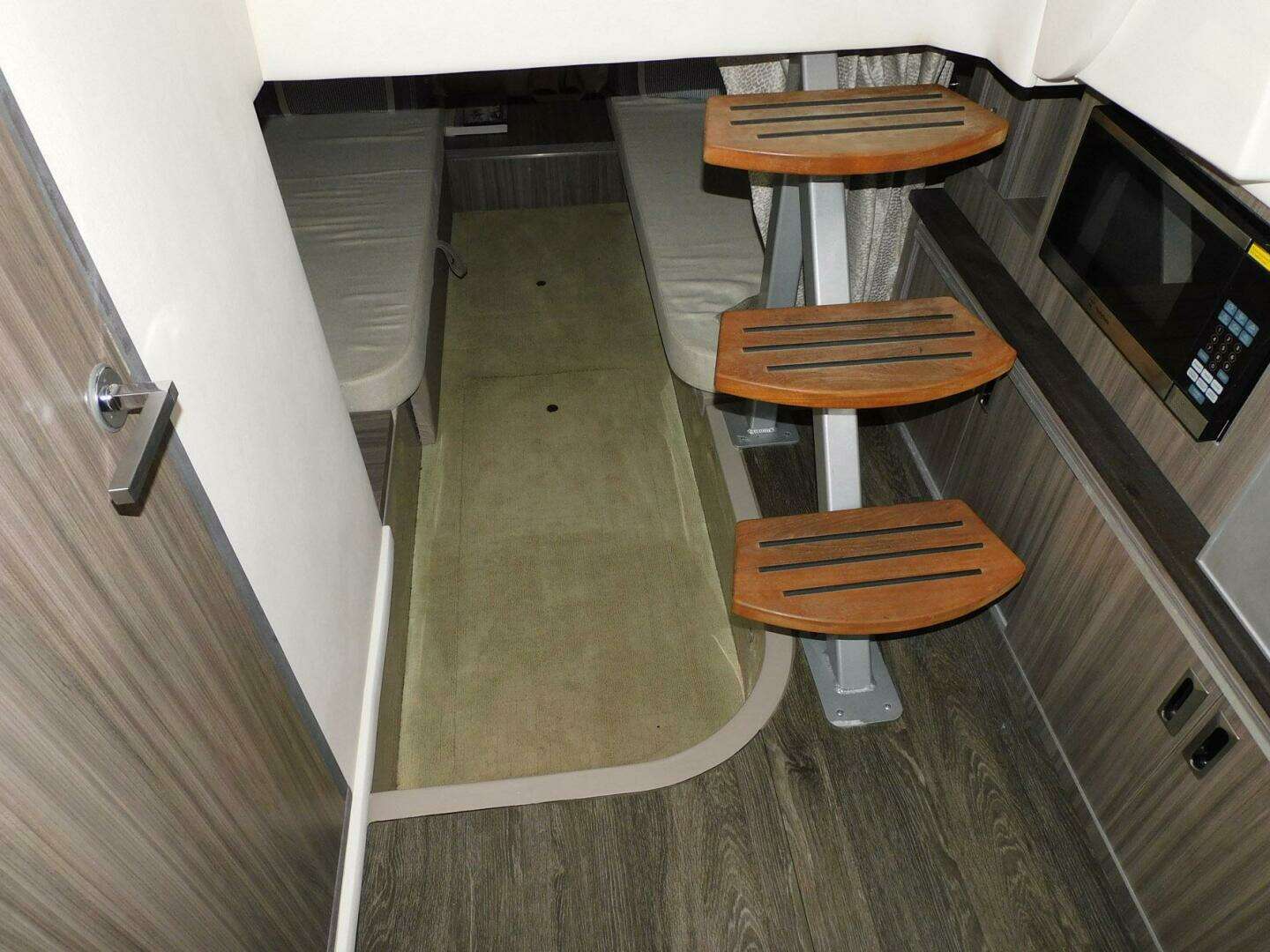 2018 Sea Ray Sundancer 320 - Image 6